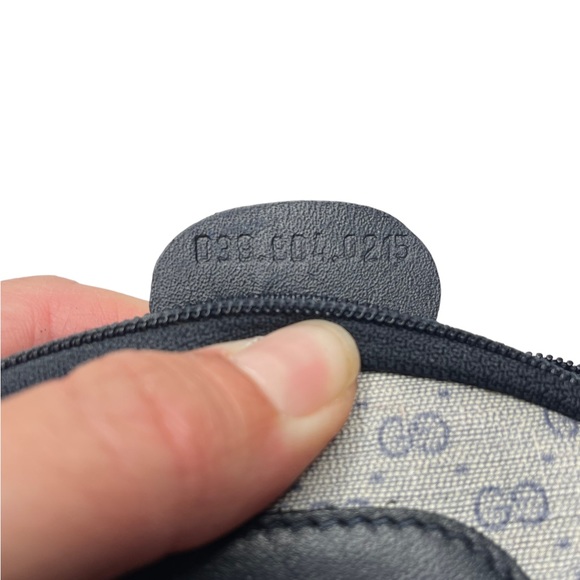 Gucci | Vintage GG Guccismw Logo Coin Purse in Navy Blue/Gold - Picture 2 of 10